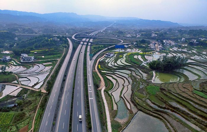 成渝地區(qū)環(huán)線合江(渝川界)至納溪段路面、交安